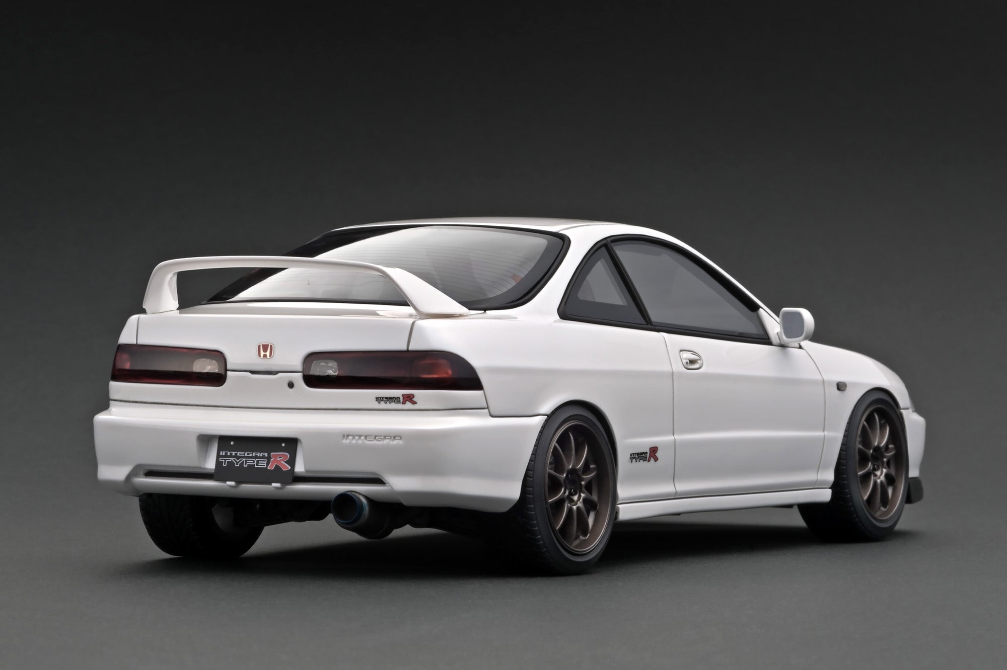 Ignition Model 1:18 Honda Integra (DC2) Type-R in Pearl White with