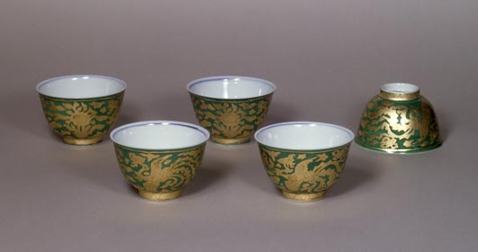 萌葱金襴手鳳凰文煎茶碗 - 国立工芸館