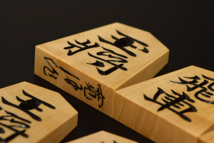 将棋駒 本黄楊（御蔵島黄楊）彫駒 水無瀬 寛月作 | 前川榧碁盤店