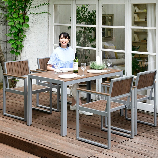 庭のテーブルで出しっぱなしOK、雨ざらしOKのウッドデッキでも使える