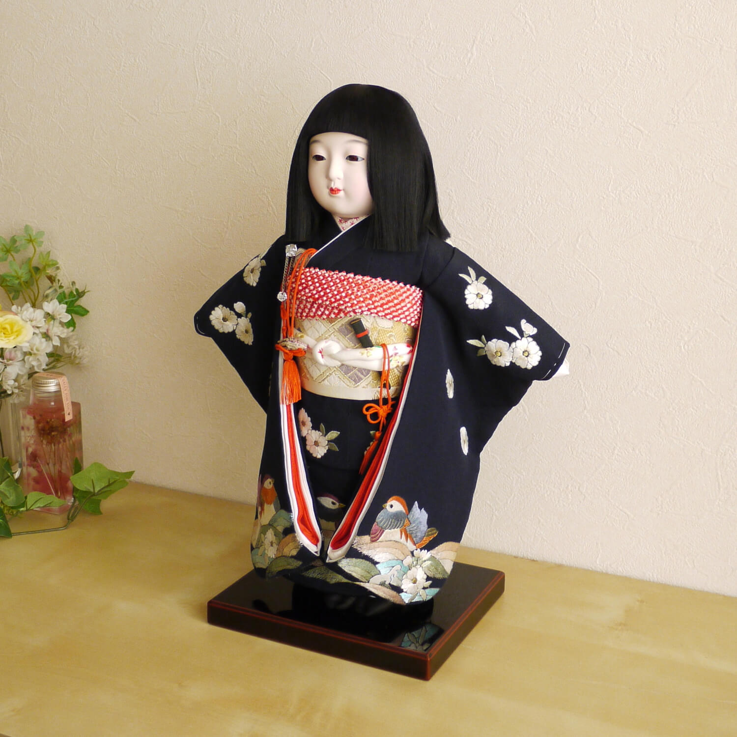 元賀章介作 10号(尺)正絹手刺繍 おしどり 紺色 手塗本漆塗台 市松人形