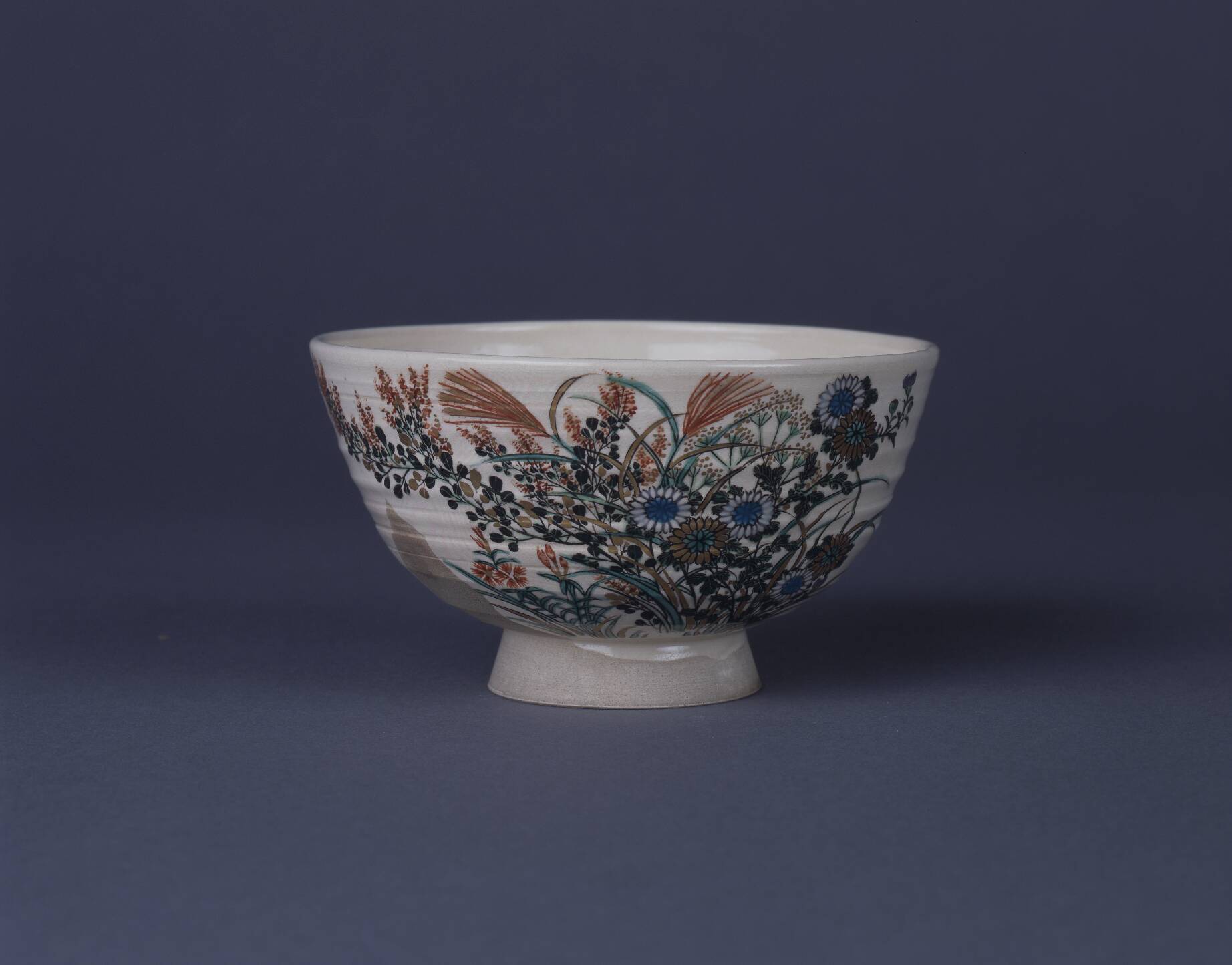 色絵秋草文茶碗 – 兵庫陶芸美術館 収蔵品データベース