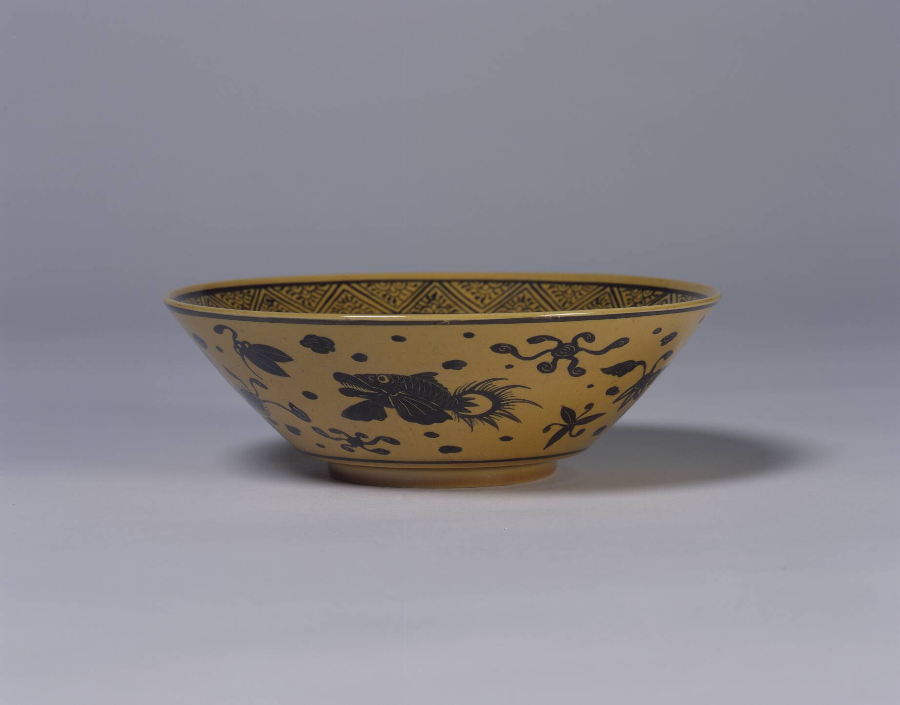 黄釉鉄絵鳳凰魚藻文鉢 – 兵庫陶芸美術館 収蔵品データベース