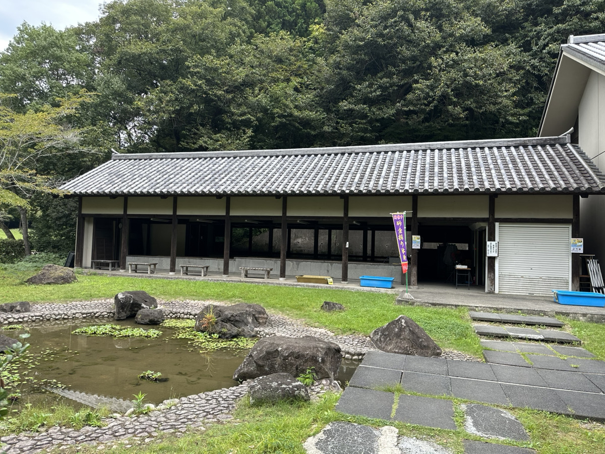 日本初と言われている金が発見された場所で砂金採り体験や金の歴史を