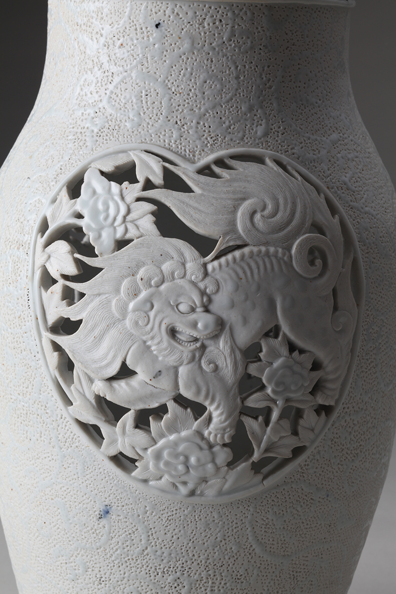 釉描彩唐獅子牡丹透彫瓶 ｜ みかわち焼 三川内焼- 総合サイト