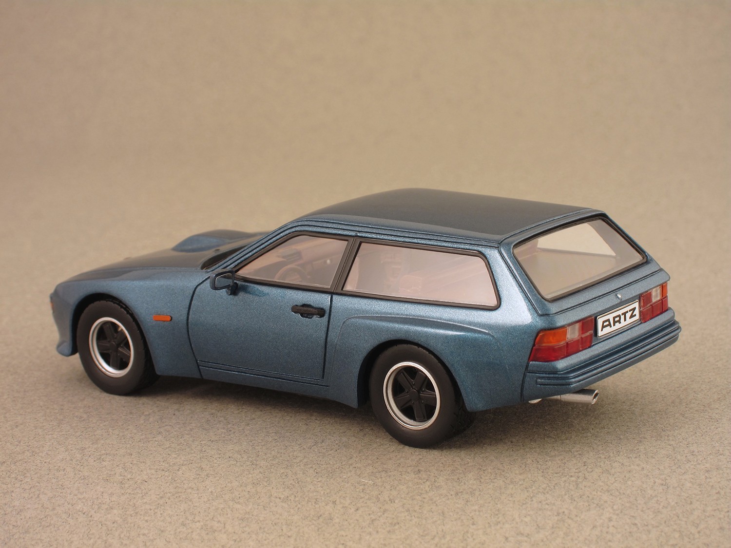 Porsche 924 Kombi ARTZ (Premium X) 1:43 - Minicarweb