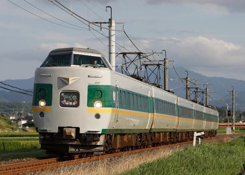 381系「やくも」リバイバル第3弾は緑 歴代カラーそろう | 日本海