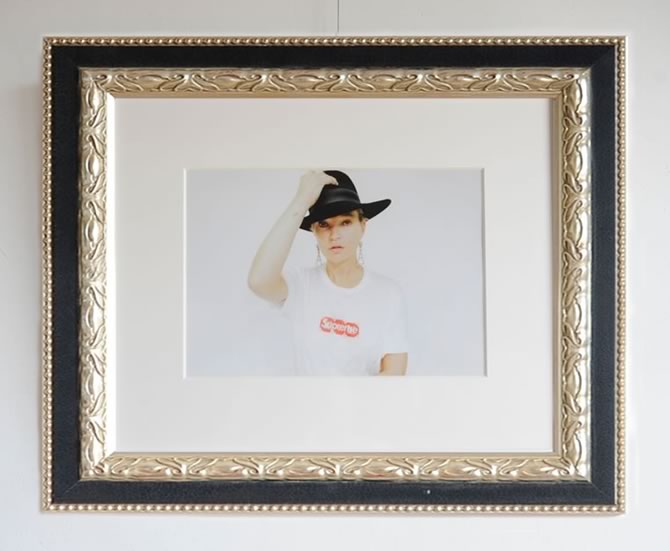 Kate Moss × Supreme × Louis Vuittonを額縁セットで販売中！ ー
