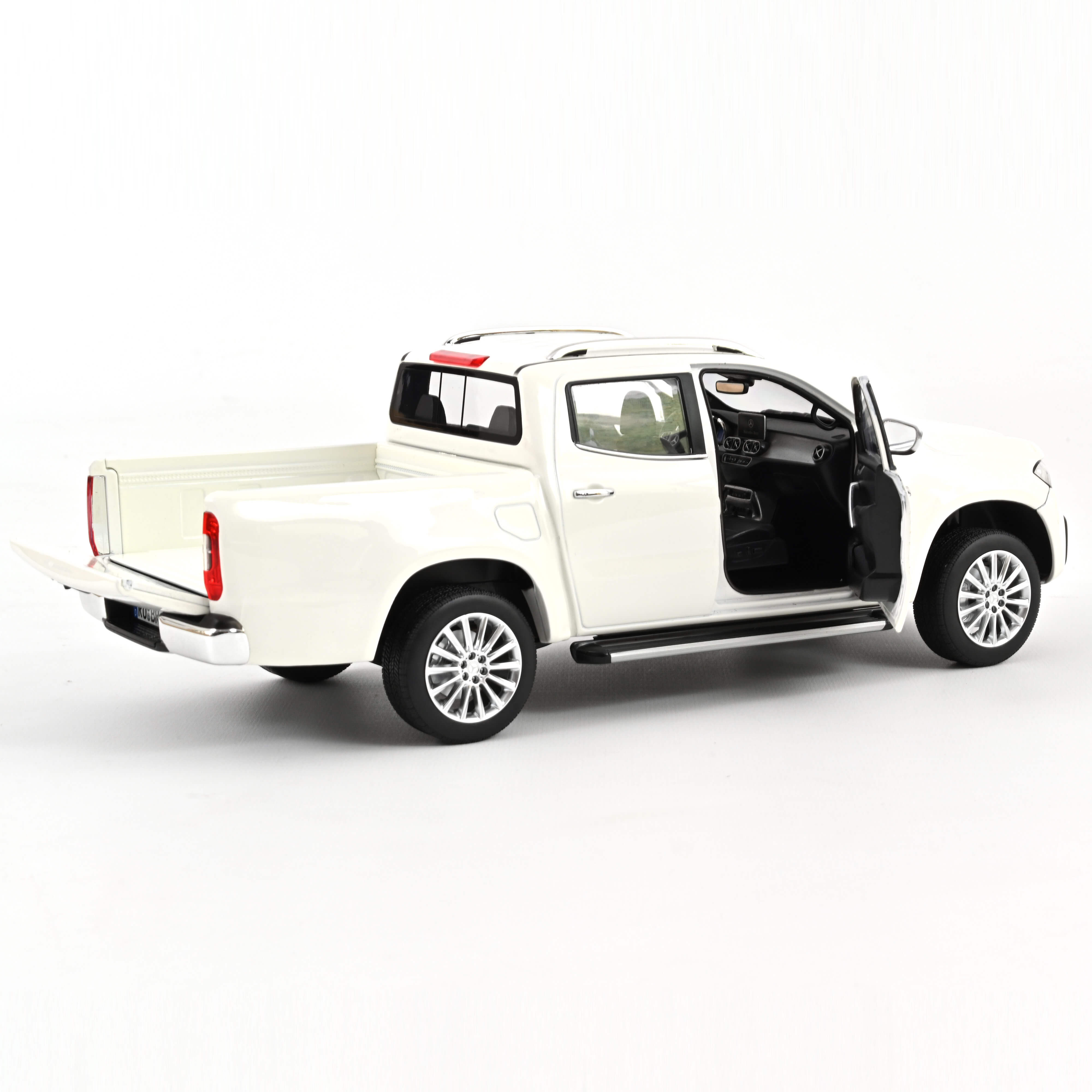 Mercedes-Benz X-Class 2017 White 1:18 – Norev