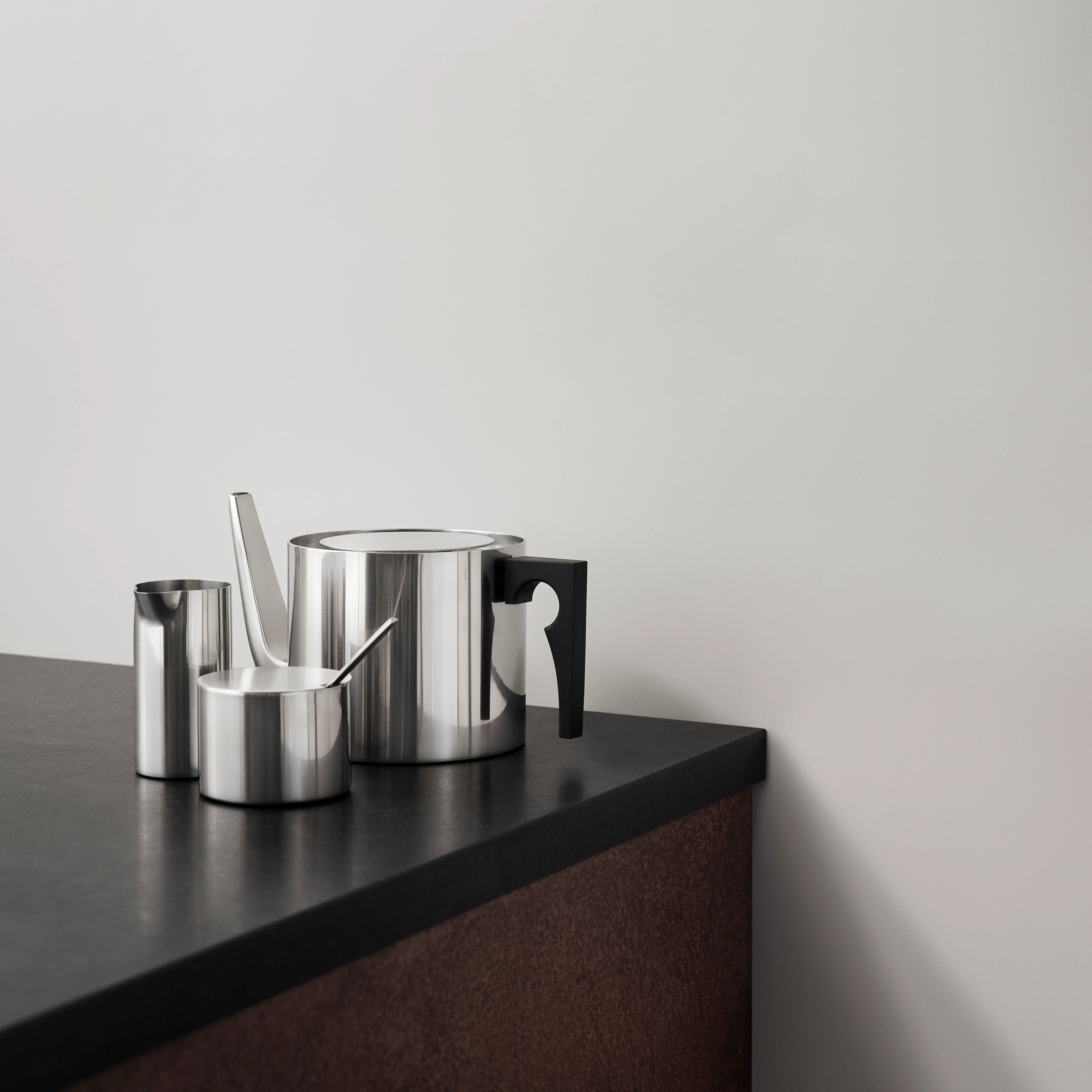 Stelton | ステルトン からのAJ シリンダーライン ティーポット