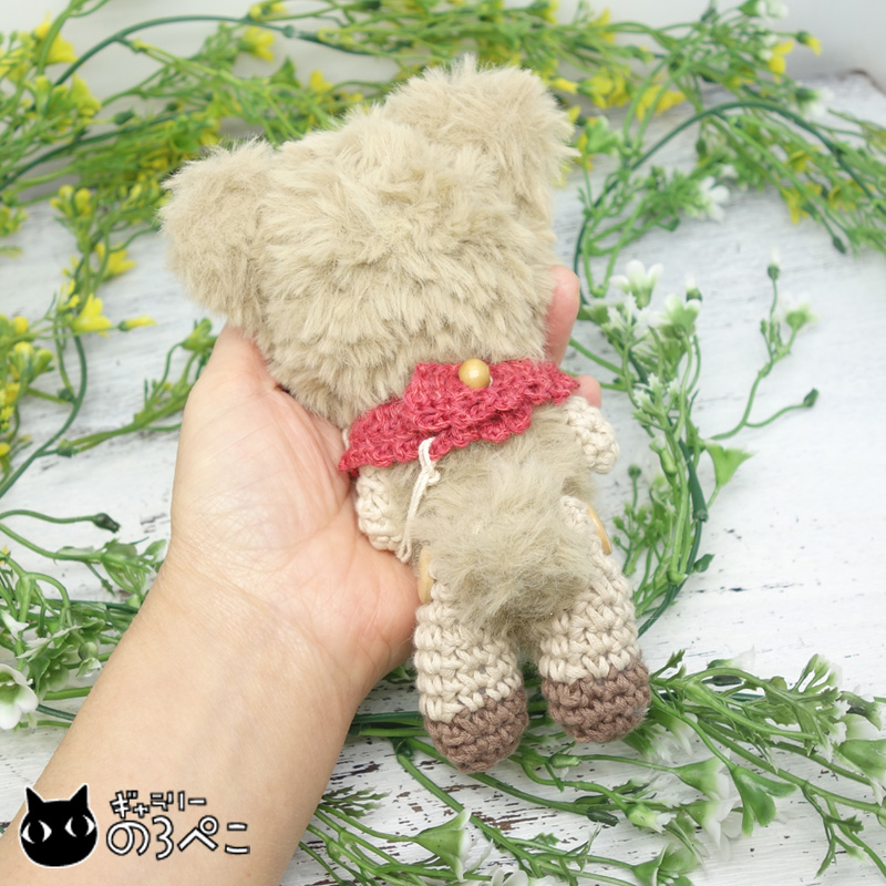 お花ケープでおしゃれしたふわふわ茶色くまちゃんのあみぐるみ