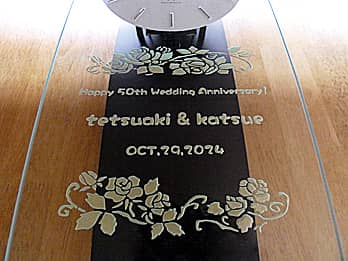 結婚記念日の贈り物にオススメ｜名入れ掛け時計｜ガラス彫刻の四季彩