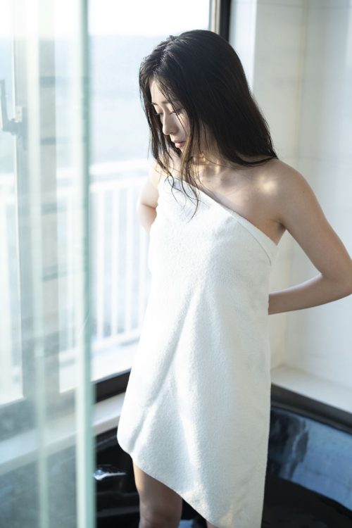 写真】元NMB48内木志、背中開きドレスで大人な一面チラリ｜NEWSポスト