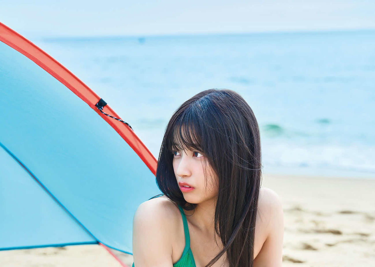 乃木坂46五百城茉央、自身初の水着ショット解禁 グリーンのビキニ姿で