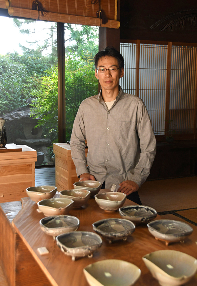 唐津焼作家の岸田さん 草伝社で2年ぶりに作陶展 新作など250点