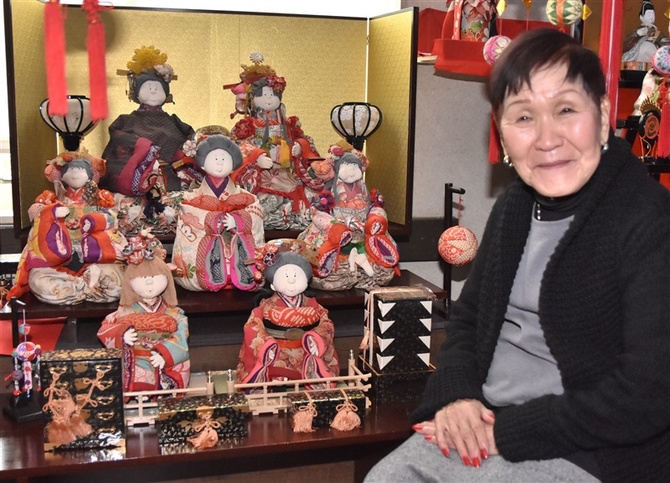 ブス人形」三段飾りやさげもん…手作りびな作品展 福岡・鞍手町