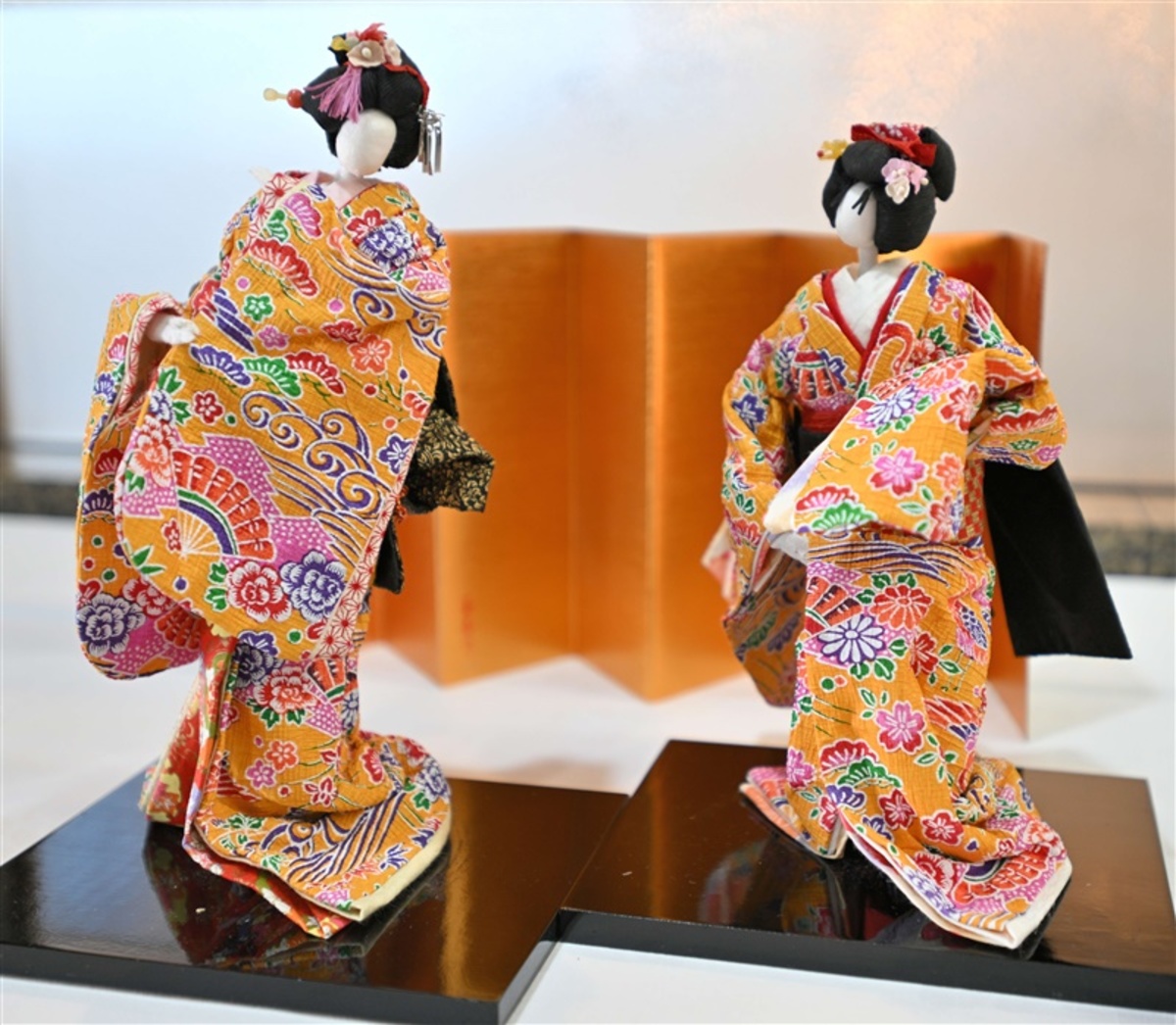 そろいの着物で楽しげな「姉妹」 - 大分・日田市の85歳、和紙人形の
