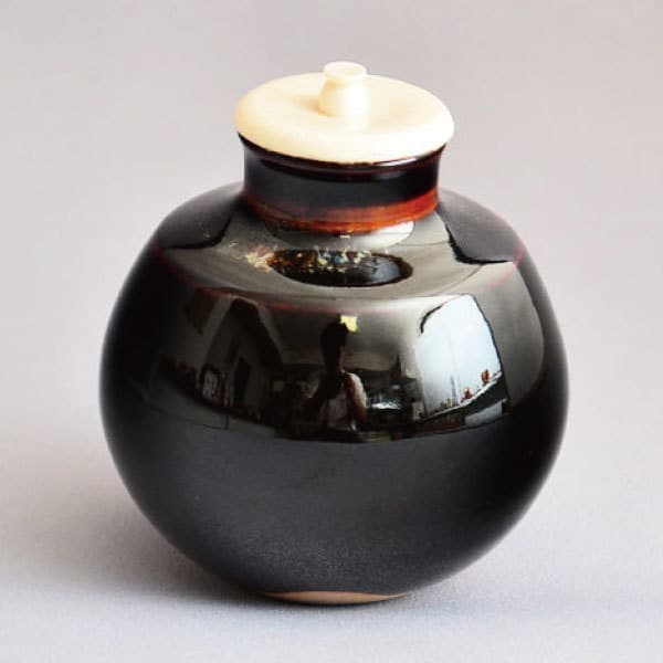 桶谷定一 作 丸壺茶入(正絹仕覆・本象牙蓋) of 茶の湯 墨東清友館