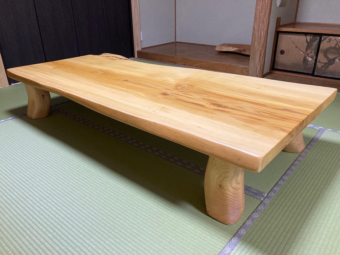 カヤ一枚板座卓(鳥羽市I様邸) | 無垢一枚板テーブルの坂谷木工 『木好