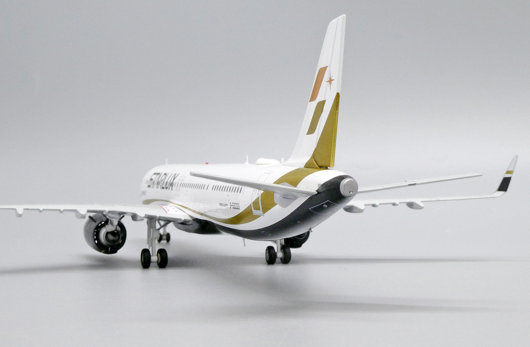 ScaleModelStore.com :: JC Wings 1:200 - EW221N008 - Starlux Airbus