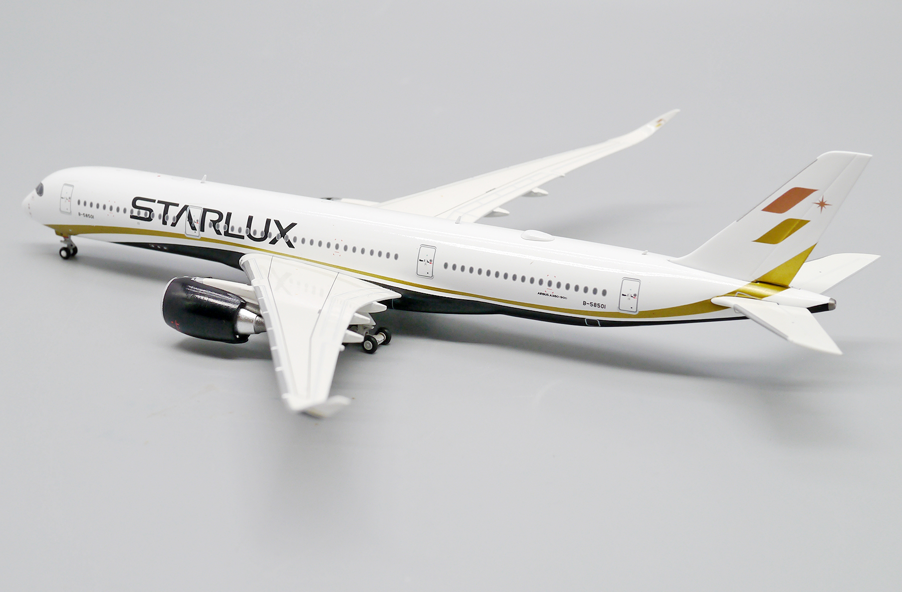 ScaleModelStore.com :: JC Wings 1:400 - EW4359007 - Starlux Airbus