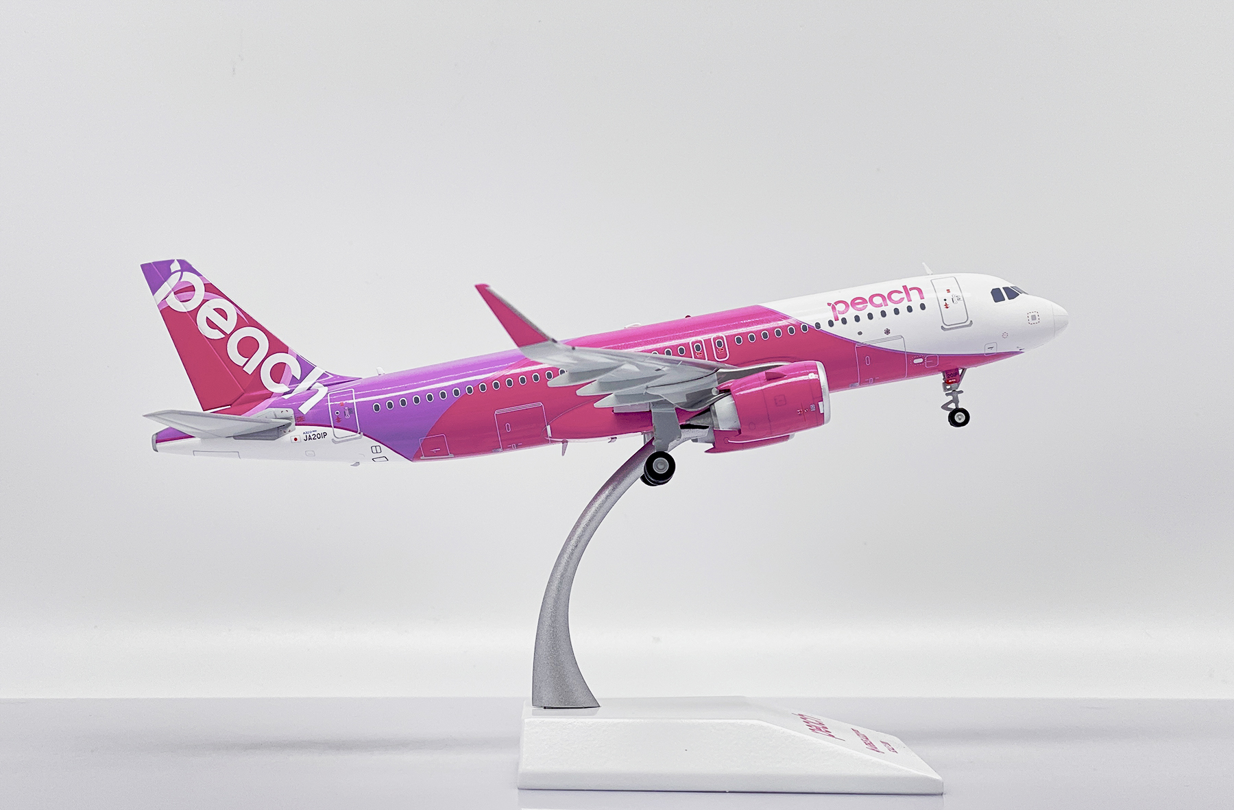 ScaleModelStore.com :: JC Wings 1:200 - EW232N005 - Peach Aviation