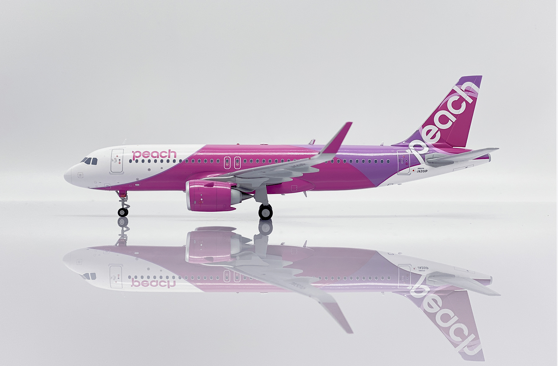 ScaleModelStore.com :: JC Wings 1:200 - EW232N005 - Peach Aviation