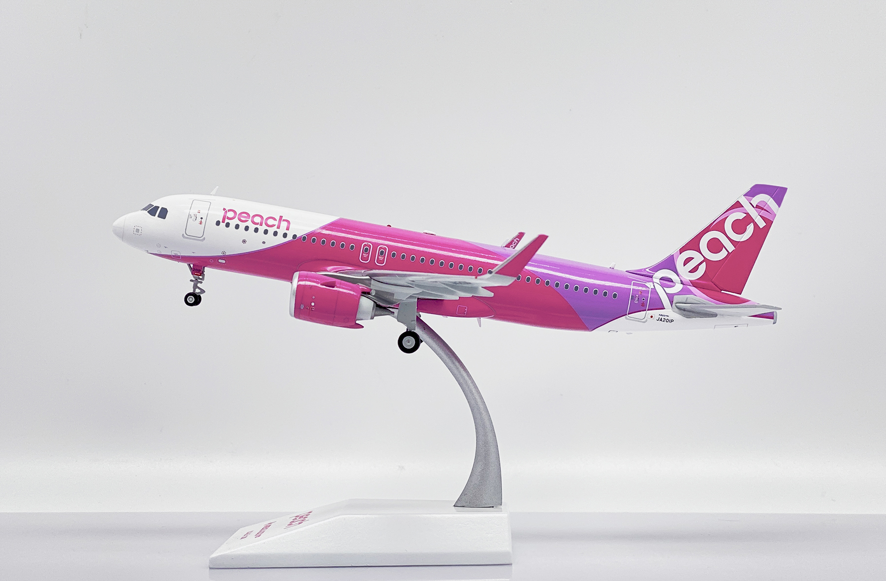 ScaleModelStore.com :: JC Wings 1:200 - EW232N005 - Peach Aviation
