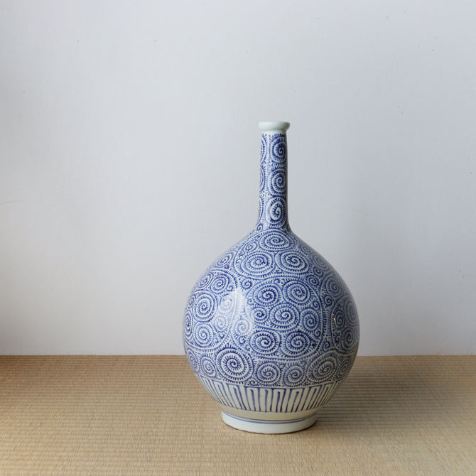 染付蛸唐草紋様 大徳利 【OLD IMARI LARGE BOTTLE】[p0323] – 青梵