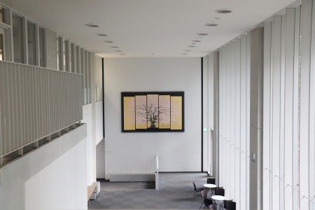 日本画家・柳沢正人氏の絵画作品「桜花の図」を大学3号館に展示 | 成城学園
