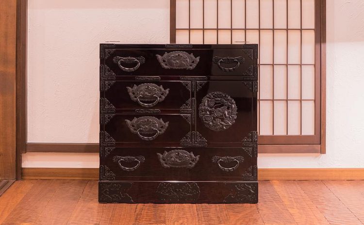 伝統の匠の技 からくり箪笥 | 仙台箪笥専門店 欅（けやき）産業株式会社