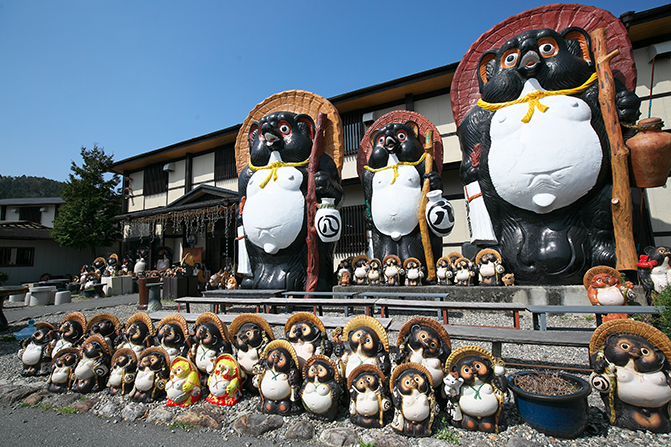 店内｜信楽陶苑 たぬき村｜滋賀県のおでかけ｜滋賀がもっと好きになる