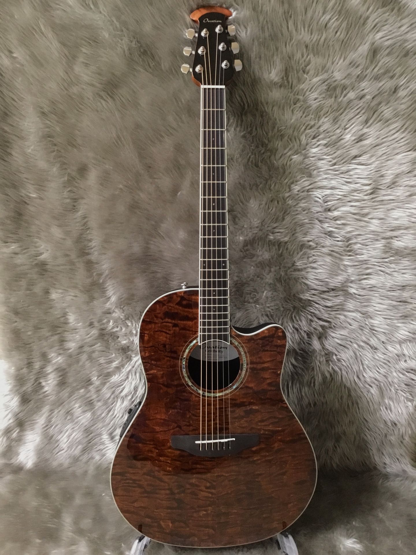 入荷情報】木目が美しいデザインのOvationギター 2本が入荷！｜島村