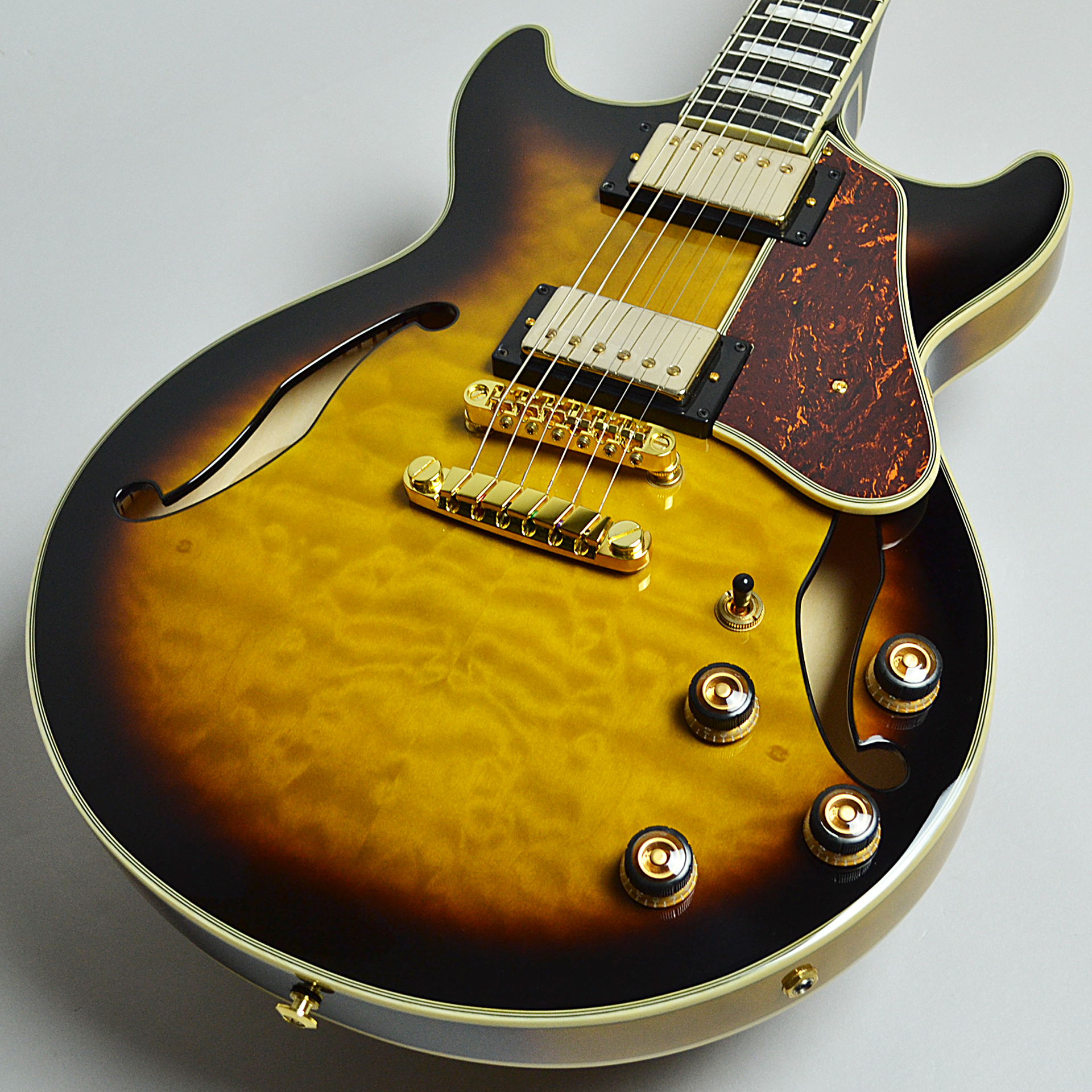 キルトトップに小ぶりボディのセミアコ！Ibanez『AM93QM AYS』取り扱い
