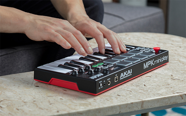 人気のMIDIキーボードに音源＆スピーカーが搭載！電池駆動可能で