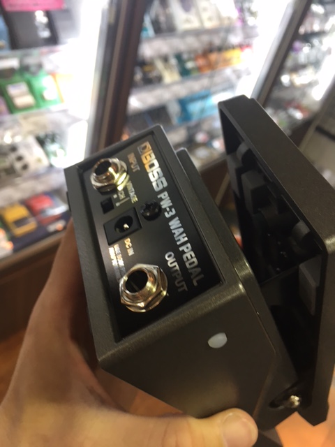コンパクトだけど本格的なサウンド！BOSSのワウペダルPW-3が入荷