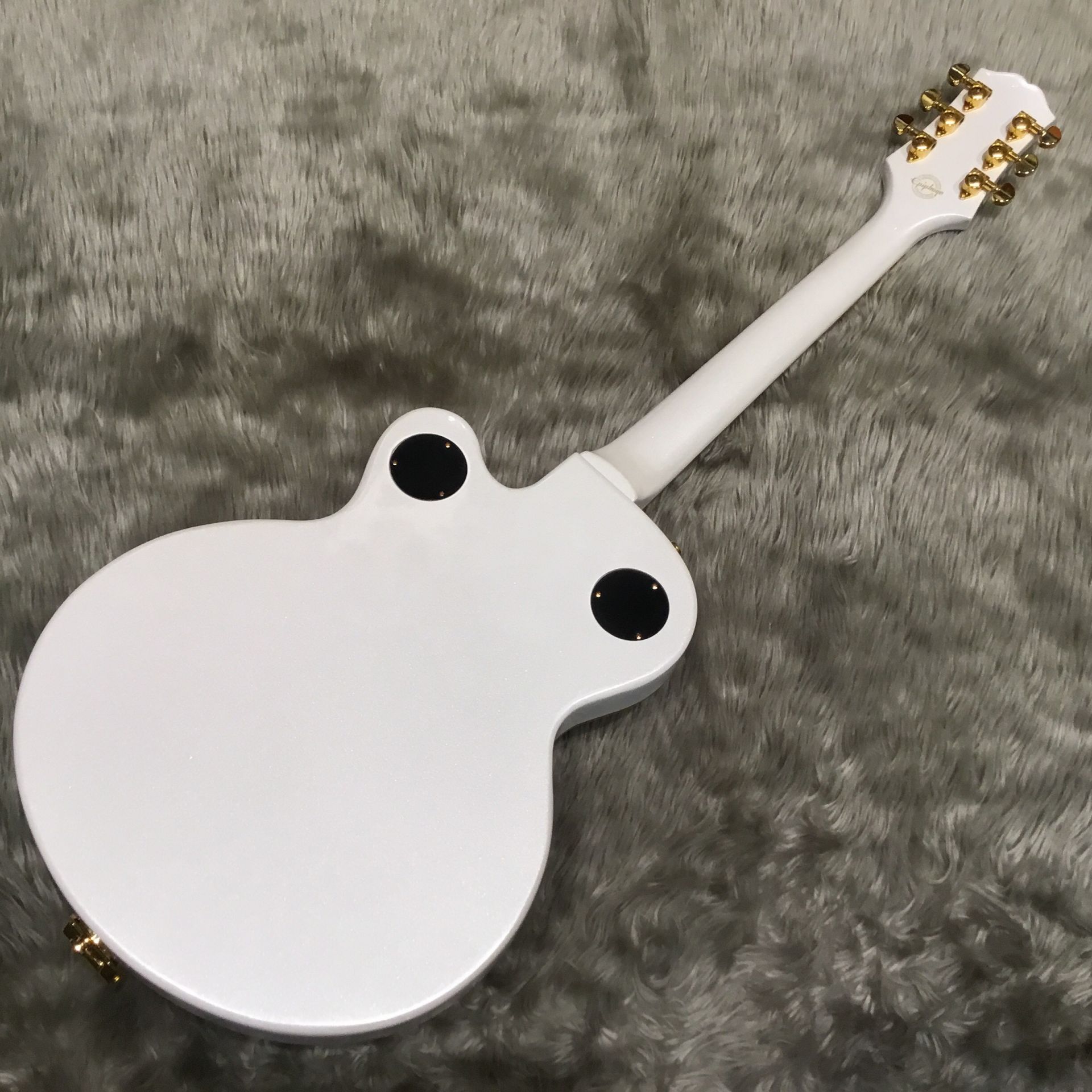 ギター Wildkat e Pearl White Bigsby ギター Wildkat e Pearl White
