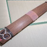 十三絃箏（くり甲、子持ち綾杉彫り、龍舌に蒔絵「在銘：秀甫」） | 新栄堂