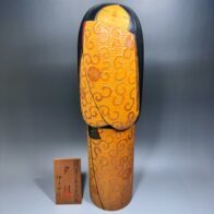 野呂天潤 木彫「能楽杙欅 草紙洗小町｣ 、小鼓「時代蒔絵」 | 新栄堂