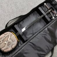 津軽三味線（太棹、子持ち綾杉胴、銀細、重量約1084g、撥・ケース付き