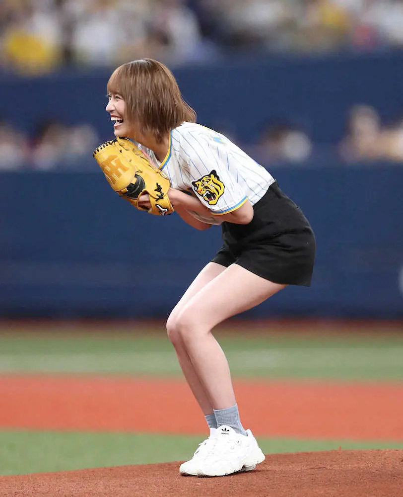 神・中＞始球式で投球したNMB48の小嶋花梨（撮影・坂田 高浩