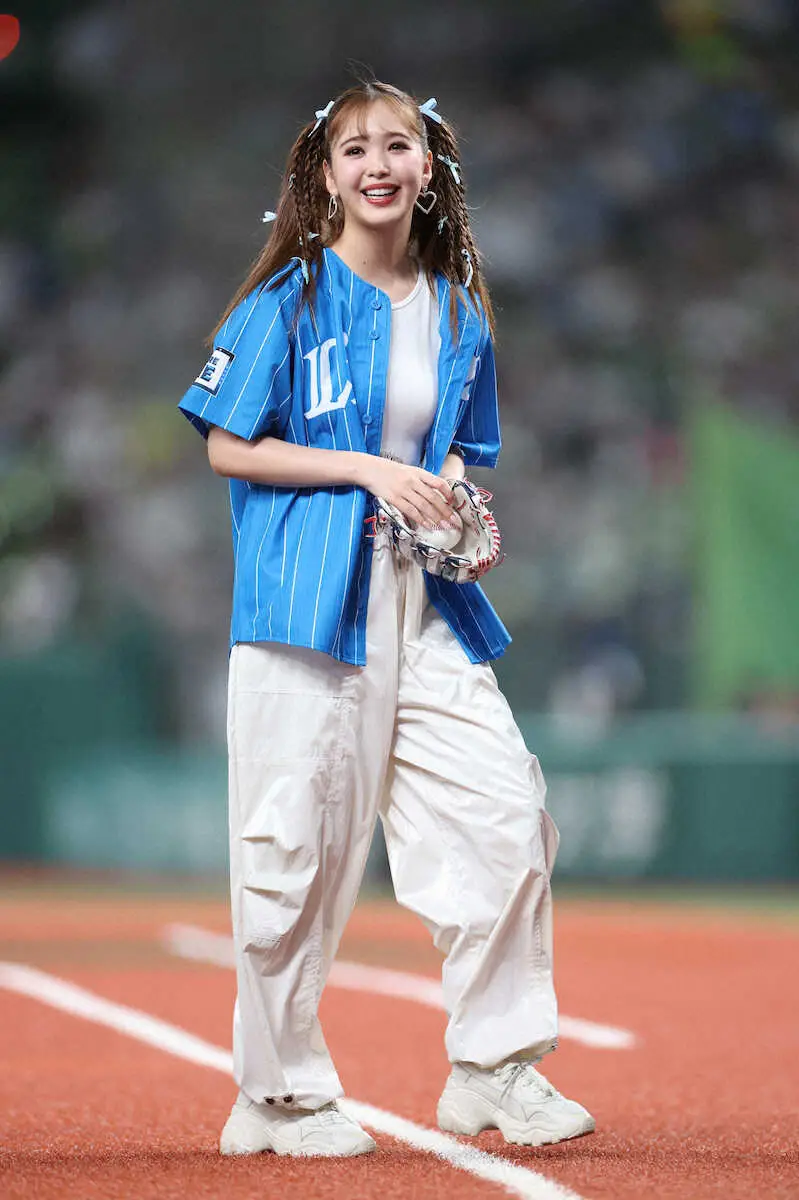 西・日＞セレモニアルピッチを行う藤田ニコルは球場の祝福の声と拍手に