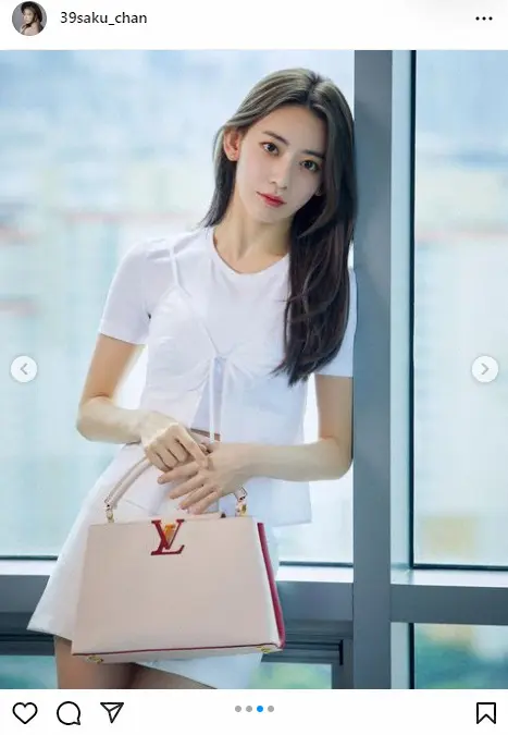 LE SSERAFIM」宮脇咲良 ミニスカショット公開 「美人すぎ