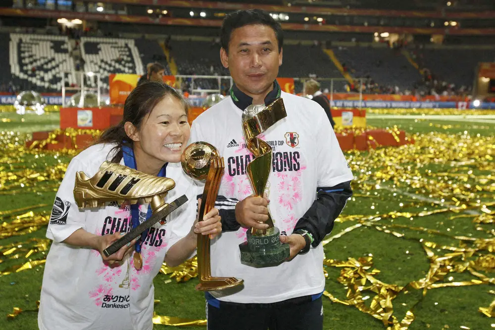 11年W杯ドイツ大会得点王とMVPのトロフィーを持つ日本代表・MF澤穂希