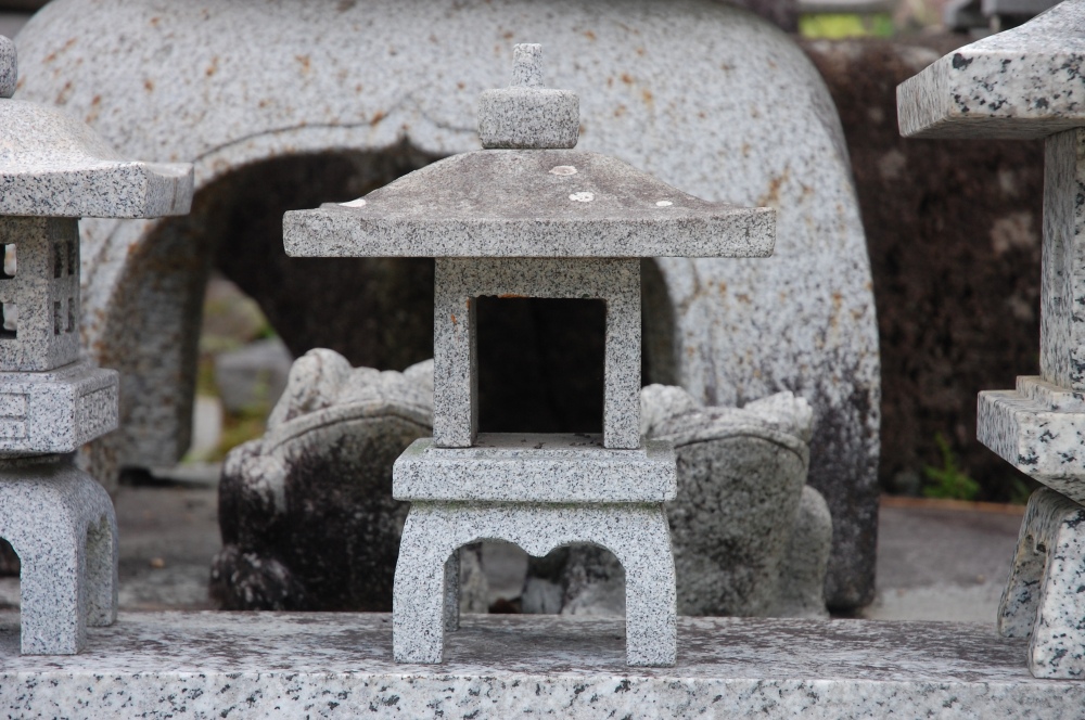 愛知県岡崎市の日本庭園石灯篭・水鉢蹲（つくばい）・石製品の製造販売