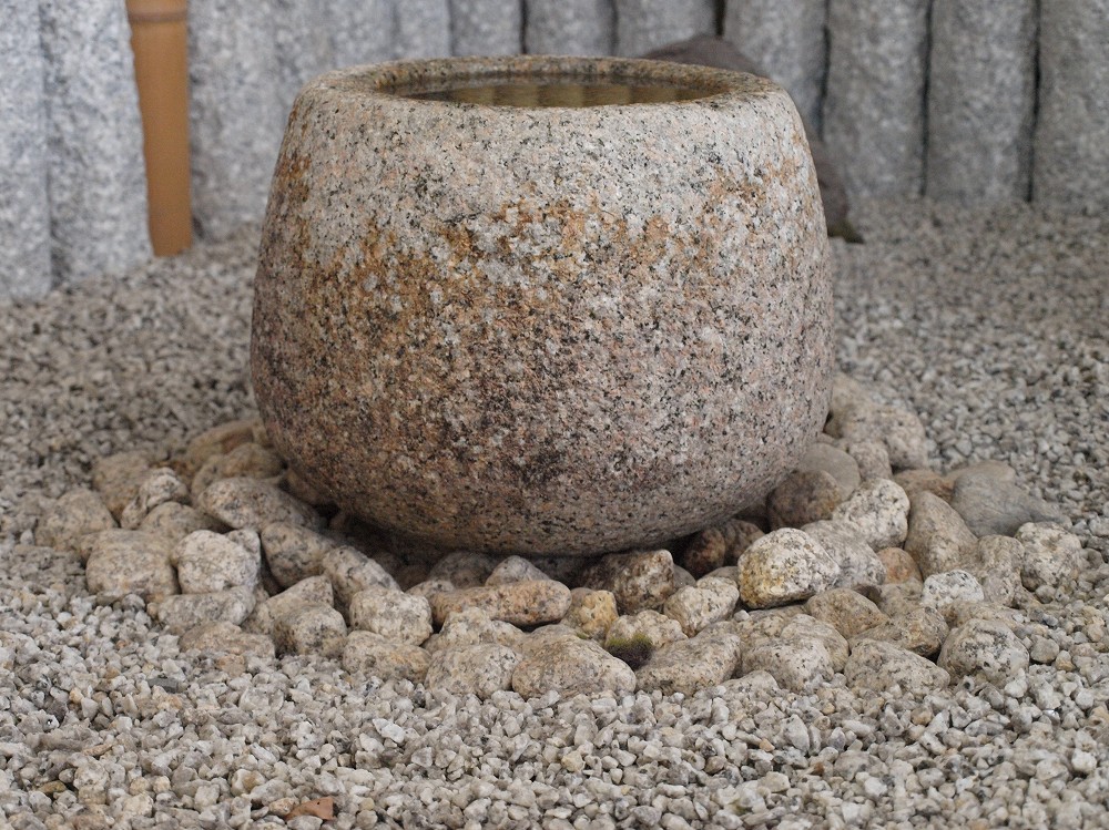 露の水鉢 万成石の製品案内愛知県岡崎市の石灯篭・水鉢蹲など石材製品