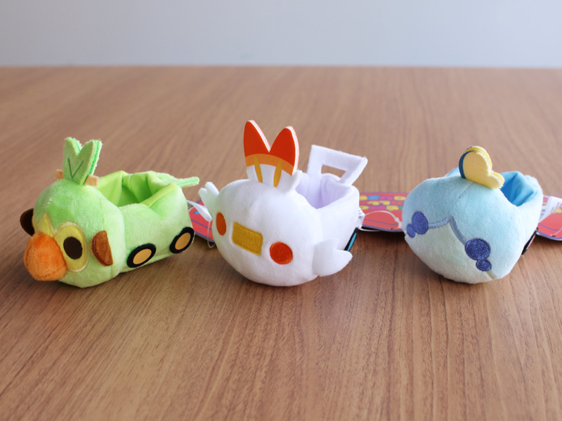 大人気「POKÉMON DOLLS」にサルノリ・ヒバニー・メッソンが仲間入り