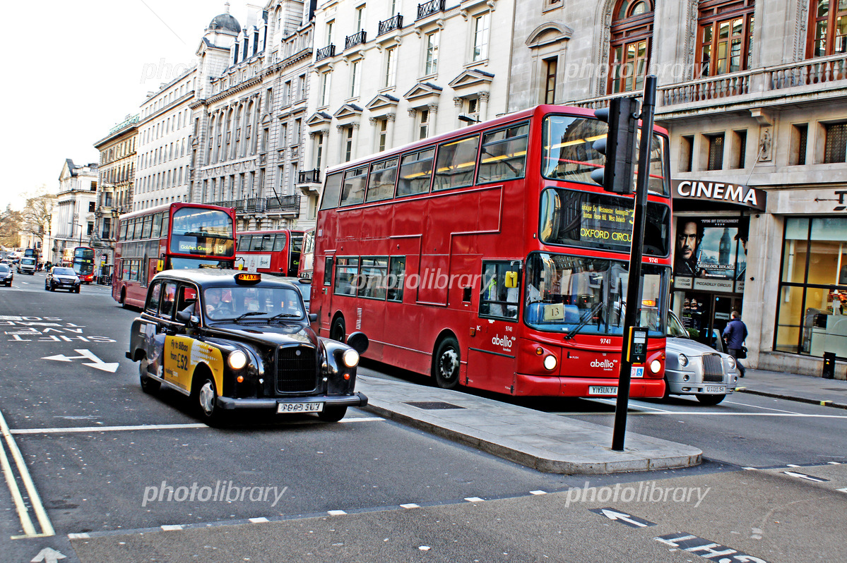 イギリス ロンドンバスとロンドンタクシー 写真素材 [5883352