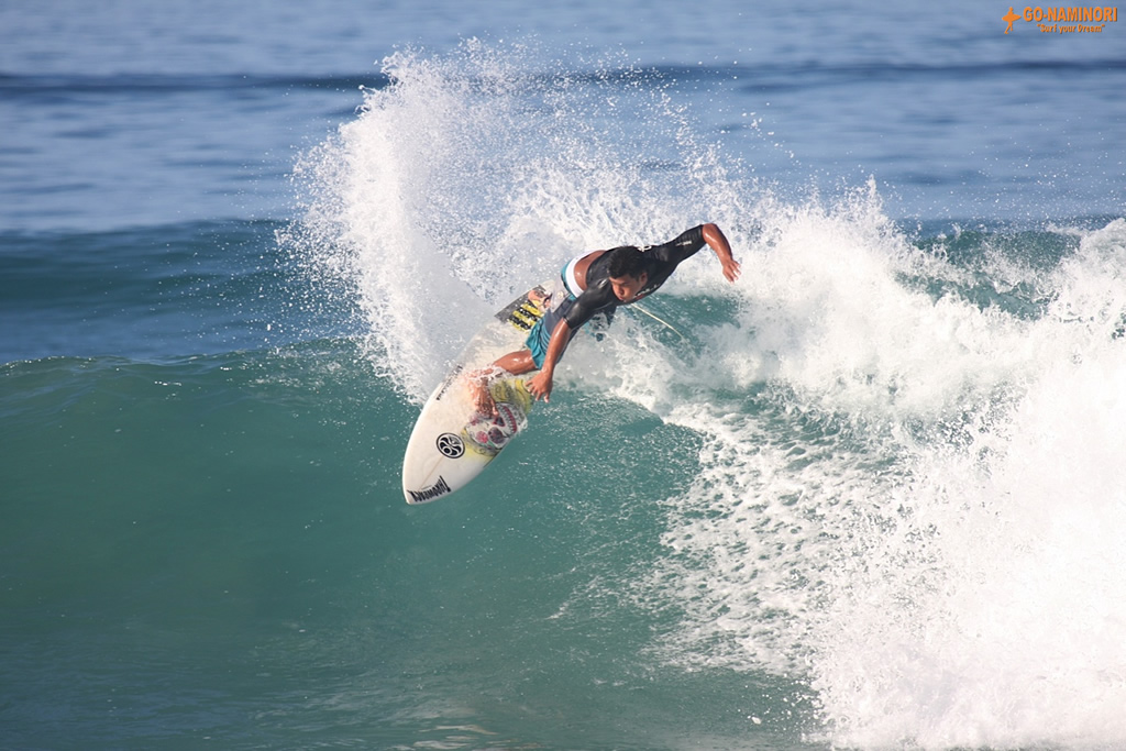 ハワイの壁紙：On The Surf World（サーフィン:Surfing Manuever