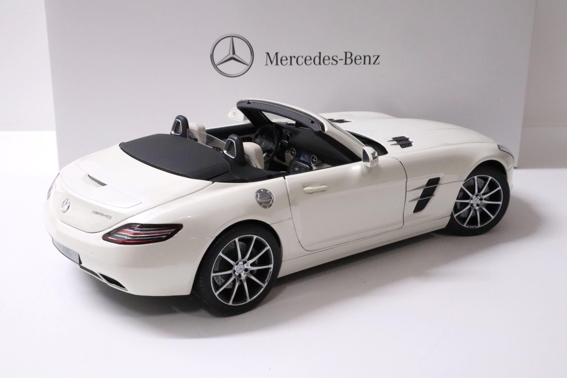 1:12 Premium ClassiXXs Mercedes SLS AMG Roadster mystic white